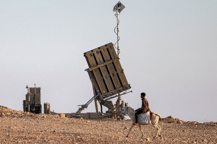Sistem pertahanan udara Iron Dome milik Israel di padang pasir Negev pada 14 April 2024.