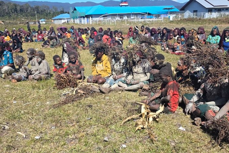 Ribuan Warga Terdampak Cuaca Ekstrem di Puncak Papua, TNI Salurkan 2 Ton Bantuan