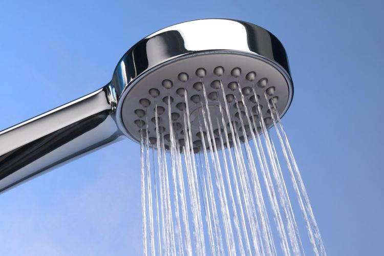 Ilustrasi mandi. Mana yang Lebih Baik, Mandi di Pagi Hari atau Malam Hari?