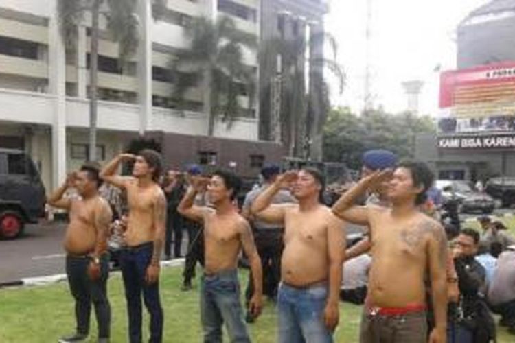 Dihukum, sejumlah Preman ini telanjang dada hormat bendera selama 15 Menit, Kamis (2/7 2015). 