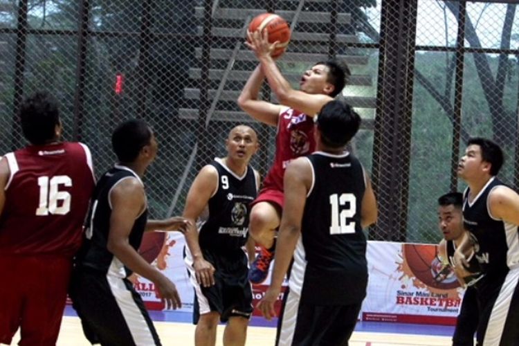 Tim basket CNN Indonesia dan SCTV Emtek lolos ke babak semifinal kategori media pada Sinar Mas Land Basketball Tournament (SMLBT) 2017 di The Breeze Arena Basketball, BSD City, Kamis (30/11).