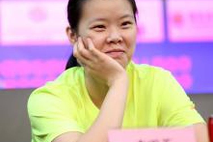 Pebulutangkis nomor tunggal putri asal China, Li Xuerui, tersenyum saat memberikan keterangan pers di Guangzhou, China, Minggu (4/8/2013).