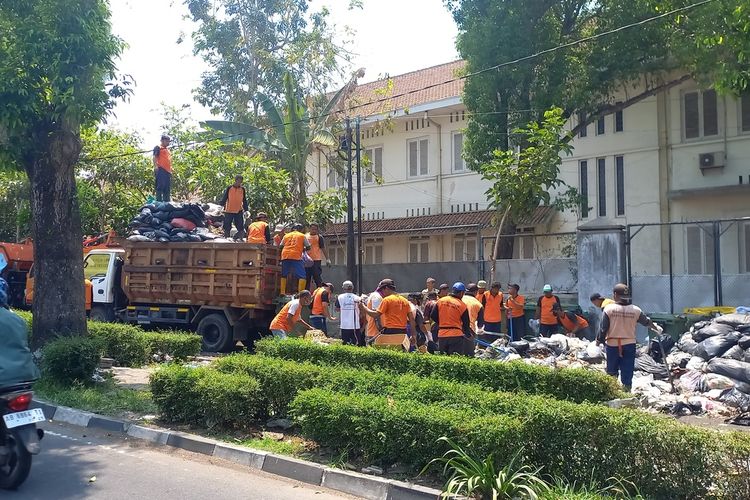 Petugas kebersihan mulai membersihkan tumpukan sampah di Depo Sampah Kotabaru, Senin (9/10/2023)
