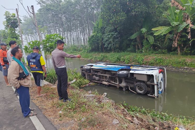 Rombongan Ziarah Wali Tercebur ke Sungai di Lumajang, Belasan Penumpang Sempat Terjebak Dalam Minibus
