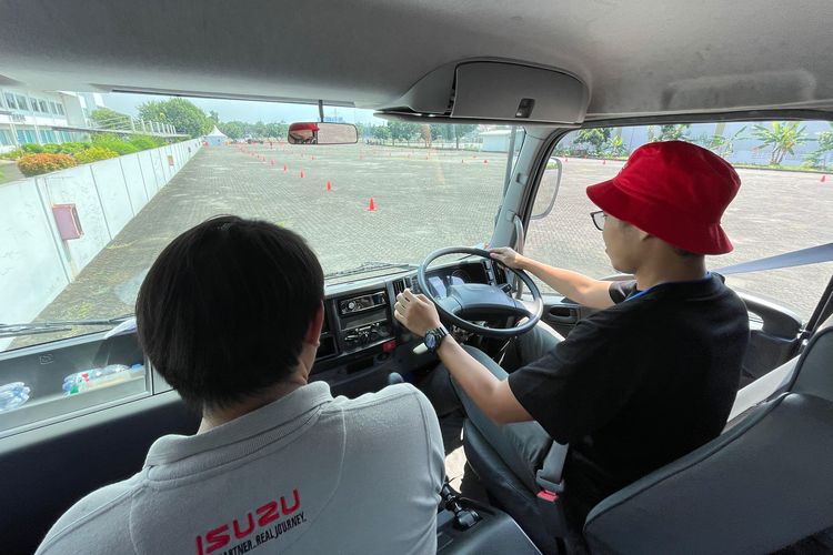 Mengemudikan truk Isuzu Giga dengan panjang 12 meter