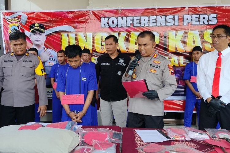 Kapolres Tegal Kota AKBP Jaka Wahyudi dan jajarannya menghadirkan tersangka pencabulan anak di bawah umur saat konferensi pers di Mapolres setempat, Kamis (16/3/2023). 