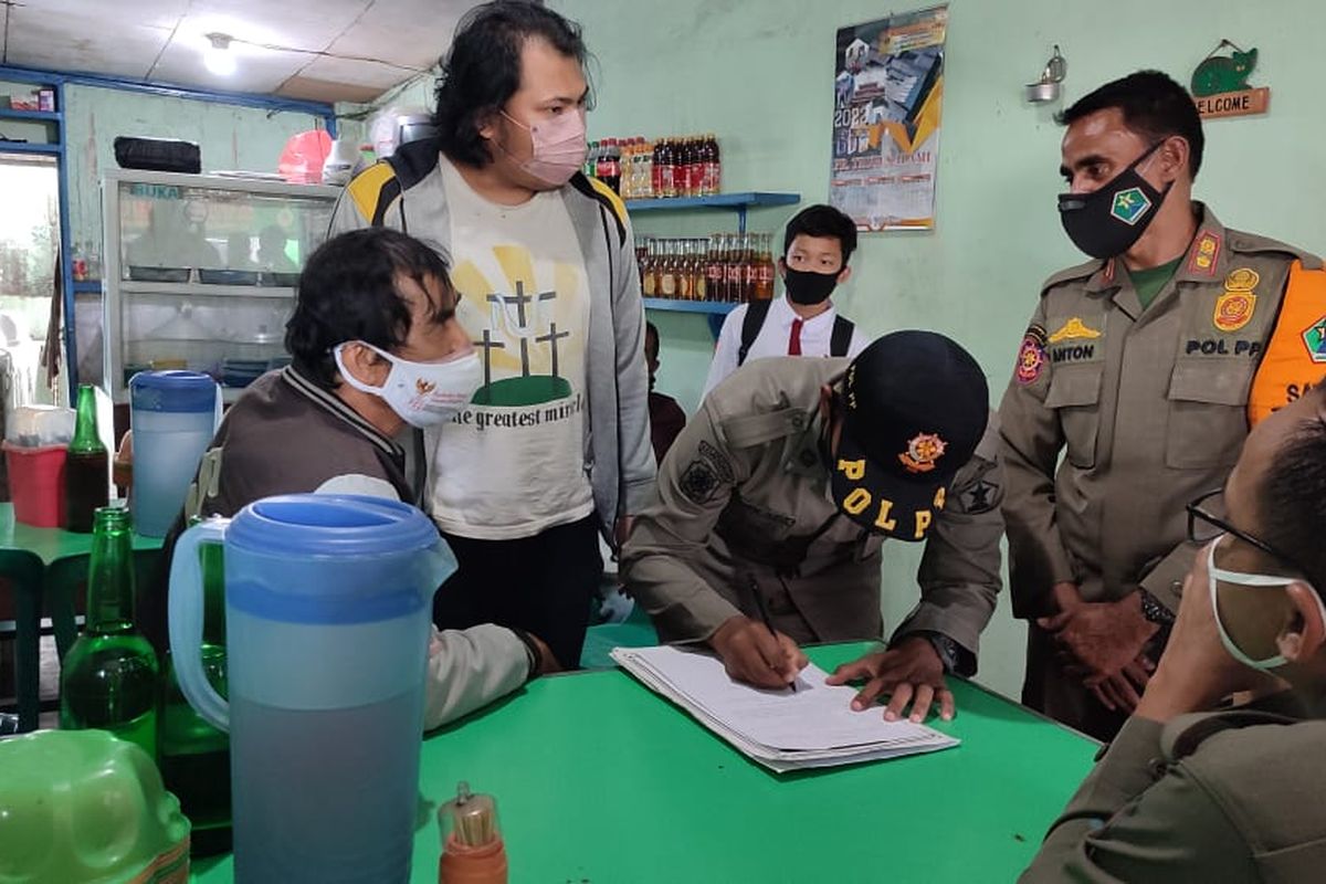 Salah satu warung di Jalan Panji Suroso, Kota Malang dilakukan sosialisasi Surat Edaran (SE) Nomor 5 Tahun 2022 tentang Pengendalian Peredaran dan Perdagangan Daging Anjing oleh Satpol PP Kota Malang beberapa waktu lalu.