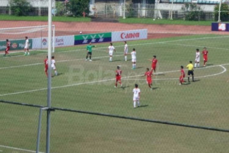 Gawang timnas U-19 Brunei yang dikawal kiper AK Muhd Amirul Hakim PG Zulkarnain (kaus hijau) saat dibobol pemain timnas U-19 Indonesia pada laga pamungkas Grup B Piala AFF U-18 2017 di Stadion Thuwunna, Yangon, Myanmar, Rabu (13/9/2017). 