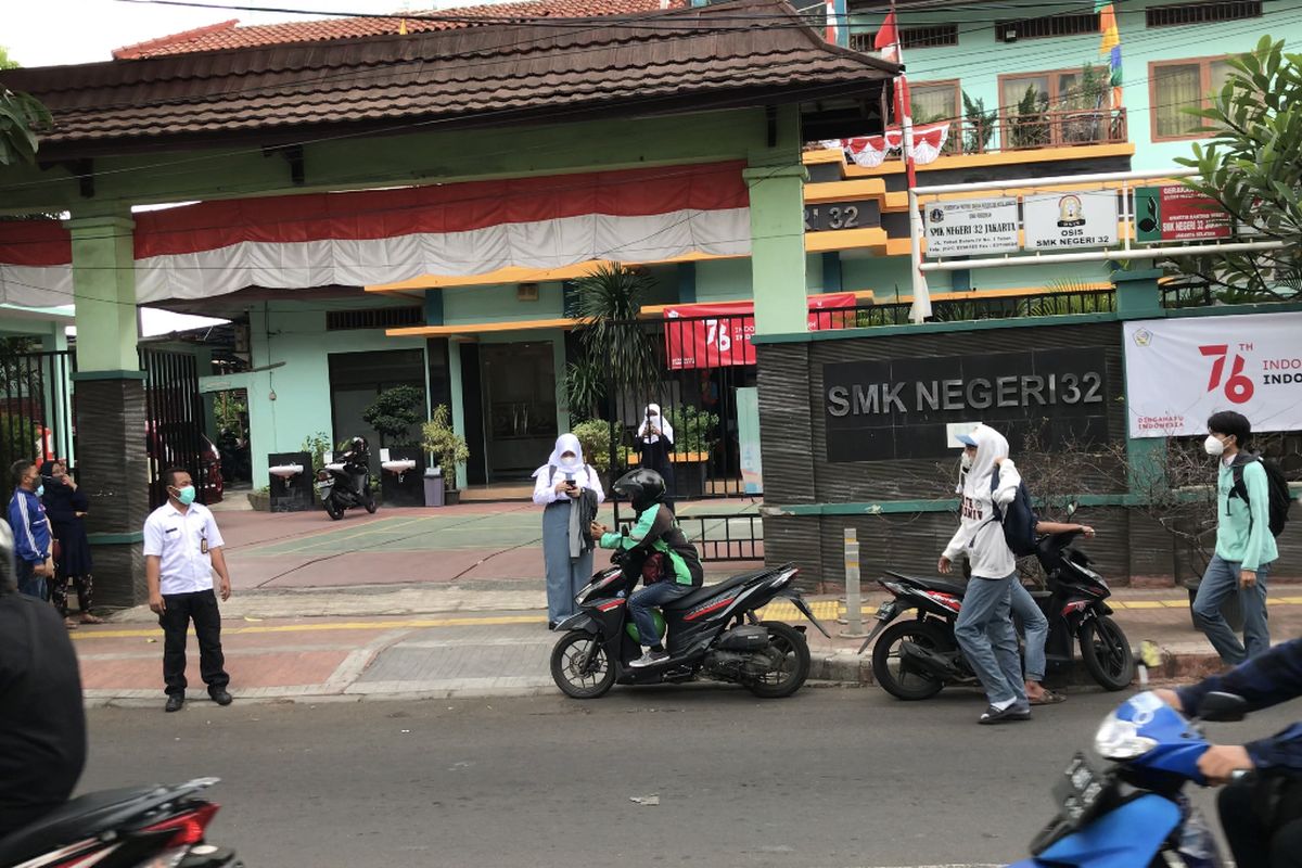 Sejumlah siswa dijemput oleh keluarga sepulang Pembelajaran Tatap Muka (PTM) Terbatas di SMKN 32, Tebet, Jakarta Selatan pada Senin (30/8/2021) siang.  Di sisi lain, siswa juga memesan ojek online untuk pulang ke rumah.