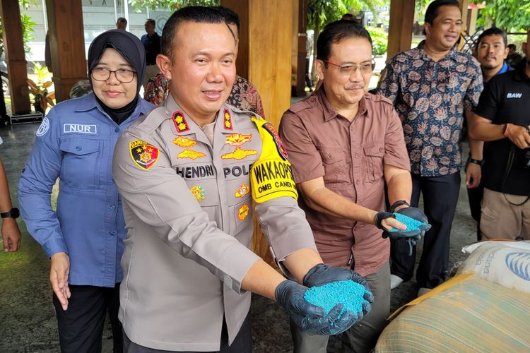 Wakapolresta Banyumas AKBP Hendri Yulianto menunjukkan pupuk NPK palsu saat ungkap kasus di Mapolresta Banyumas, Jawa Tengah, Jumat (8/12/2023).