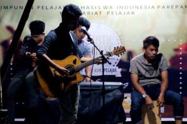 Arief Setiawan, Musisi RBI Kota Parepare, saat menyanyikan Lagu Ciptakan yang berjudul Tragedi AirAsia, di Teras Empang, Kota Parepare