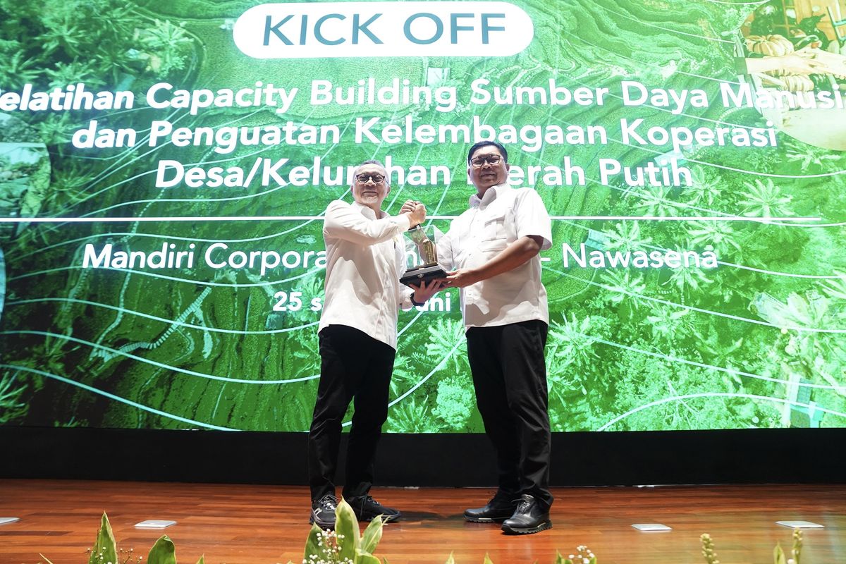 Menko Pangan sekaligus Ketua Satgas KDKMP Zulkifli Hasan dan Direktur Utama Bank Mandiri Darmawan Junaidi dalam kick-off Pelatihan Capacity Building Sumber Daya Manusia dan Penguatan Kelembagaan Koperasi Desa/Kelurahan Merah Putih, di Jakarta, Rabu (25/6/2025).
