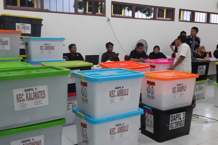 Penghitungan dokumen dukungan jalur independen bakal calon bupati -wakil bupati Jember 