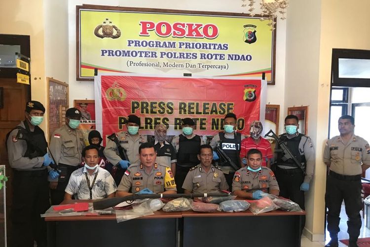 Kapolres Rote Ndao AKBP Bambang Hari Wibowo, saat memberikan keterangan terkait kasus penembakan yang mengakibatkan tewasnya ibu rumah tangga bernama Marince Ndun (48), Selasa (8/10/2019)