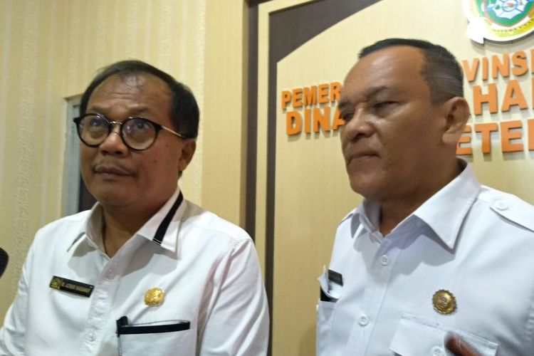 Kadis Ketahanan Pangan dan Peternakan Sumut, Azhar Harahap (kiri) didampingi Kabid Kesehatan Hewan Mulkan Harahap, Rabu (6/11/2019).