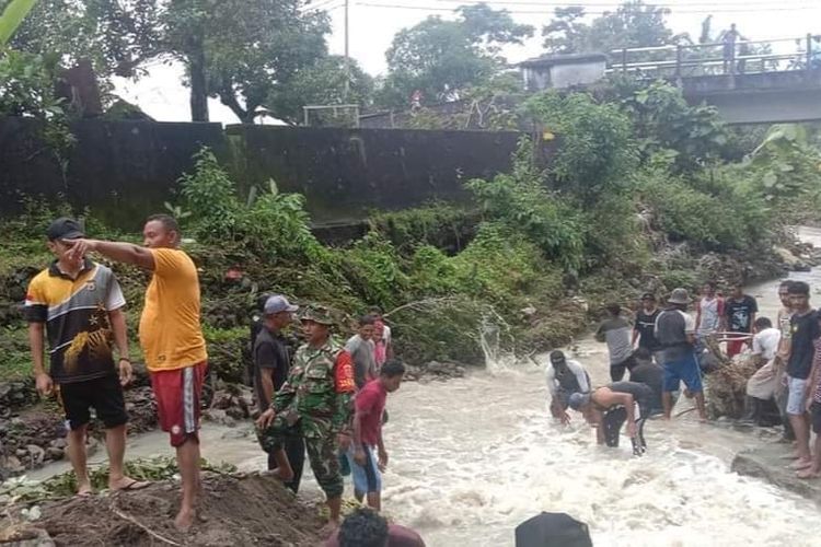 Camat Werinama, Kabupaten Seram Bagian Timur, Maluku Bambang Sikdewa bersama warga mencari puluhan jasad yang hanyut terbawa banjir di sungai Wailisa, Selasa (5/7/2022)