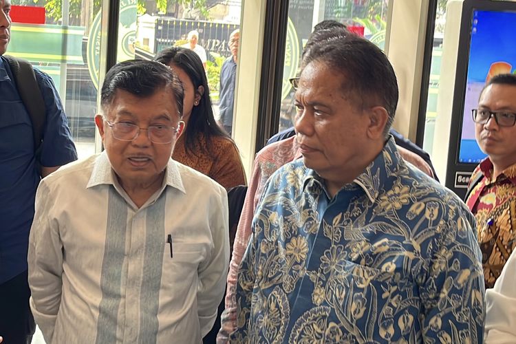 Wakil Presiden (Wapres) RI ke-10 dan ke-12, Jusuf Kalla (JK) tiba di Pengadilan Tindak Pidana Korupsi (Tipikor) pada Pengadilan Negeri (PN) Jakarta Pusat, Kamis (16/5/2024)