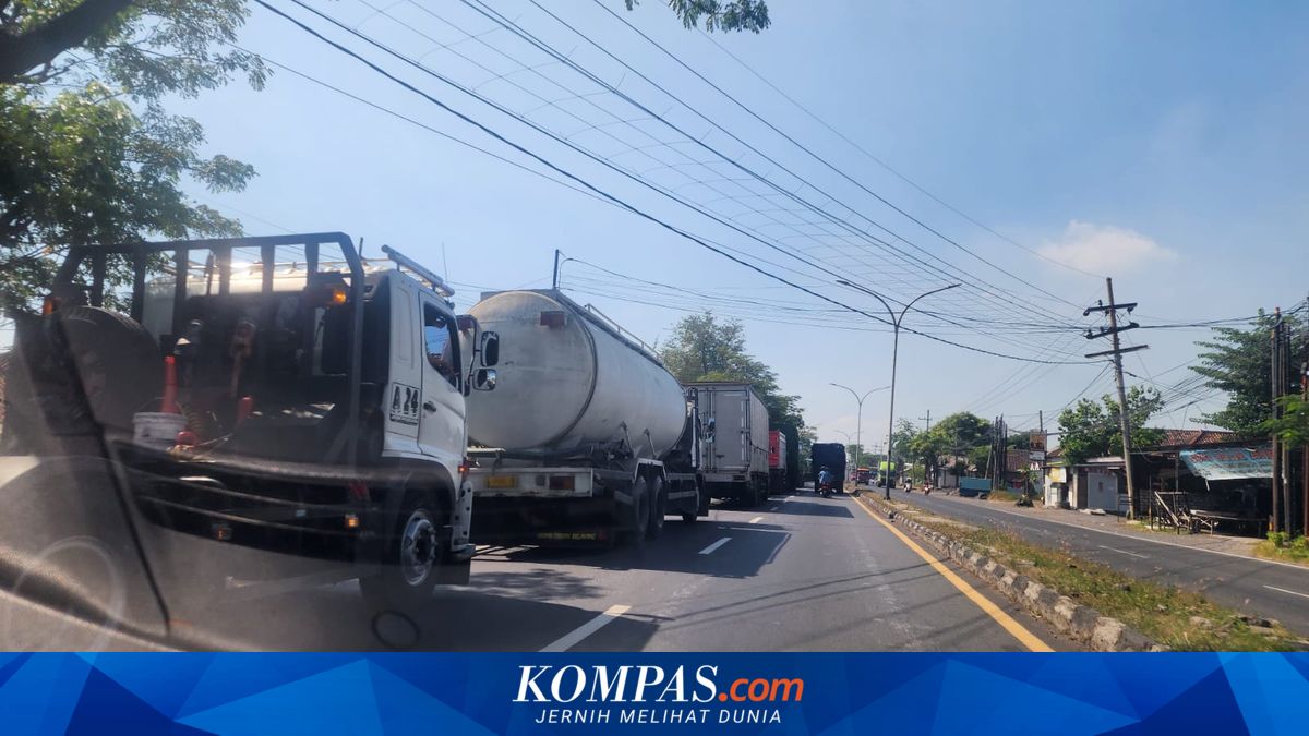Antrean Panjang Kendaraan Besar di SPBU Wilayah Pantura Pasuruan, Solar Bersubsidi Diburu