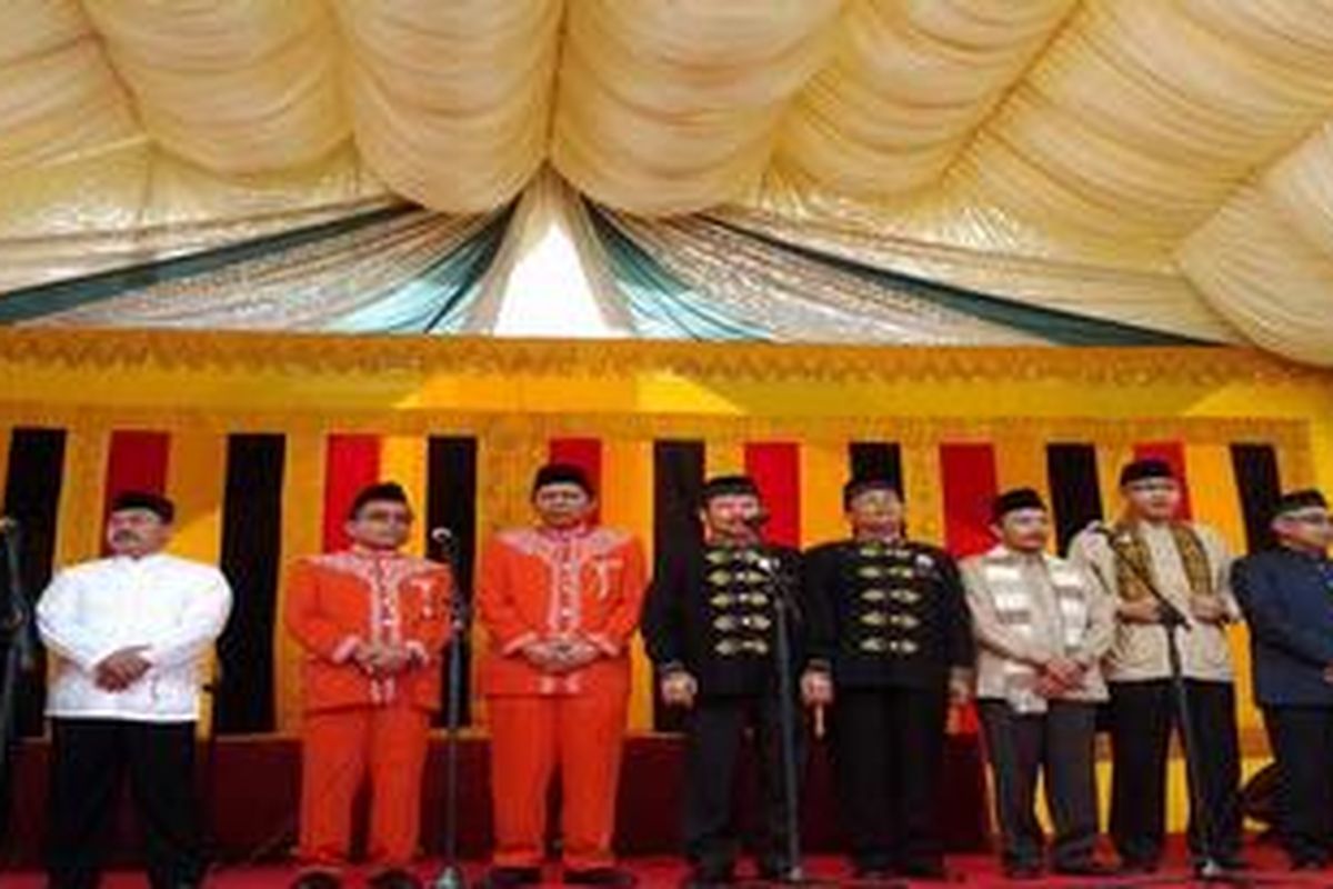 Lima pasangan kandidat Gubernur dan Wakil Gubernur Aceh yang akan bertarung dalam Pilkada 2012 mendeklarasikan pilkada damai di halaman Masjid Baiturrahman, Banda Aceh, Rabu (14/3/2012). 