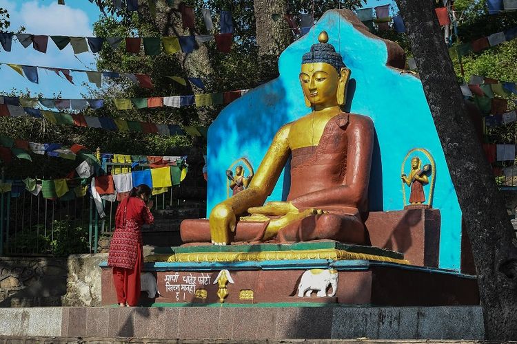 Seorang pemuja Buddha berdoa di stupa Swayambhunath di Festival Buddha Purnima selama penguncian nasional yang diberlakukan pemerintah sebagai tindakan pencegahan terhadap virus corona COVID-19 di Kathmandu pada 7 Mei 2020.