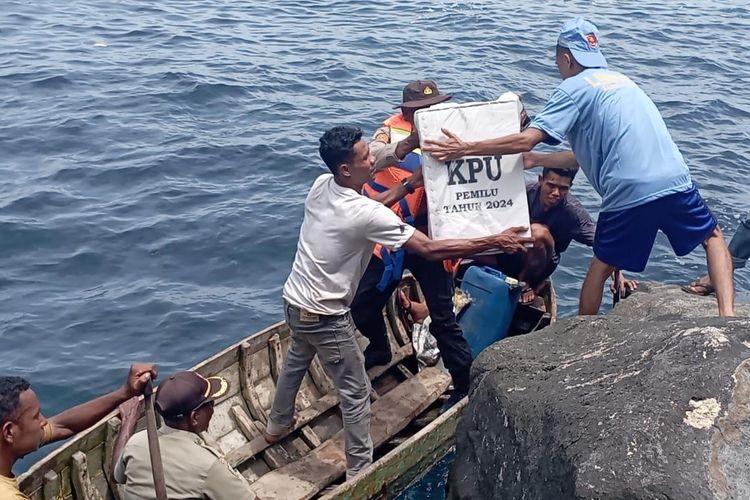 Distribusi logistik Pemilu 2024 menuju Desa Wolokota, Kecamatan Ndona, Kabupaten Ende.