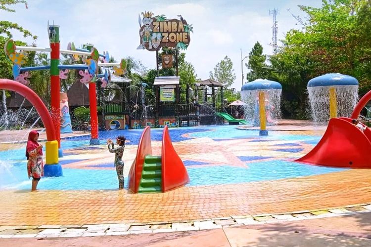 Kolam permainan anak di Amanzi Waterpark Palembang.
