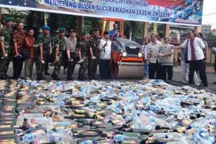 Sebanyak 4500 botol minuman keras dengan berbagai macam merk, dimusnahkan di halaman Mapolres Jember, Jawa Timur, Kamis (26/6/2014). 