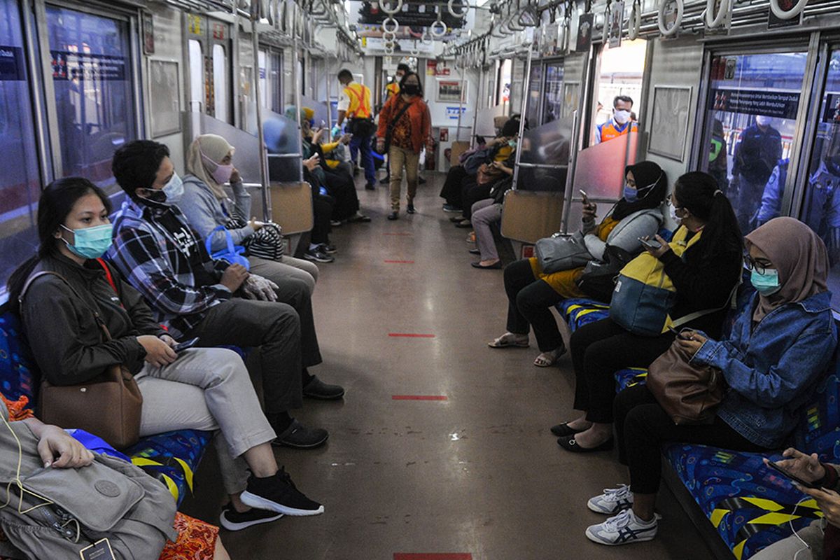 Sejumlah penumpang menaiki Kereta Rel Listrik (KRL) Commuter Line menuju Jakarta di Stasiun Bekasi, Jawa Barat, Rabu (15/4/2020). Pada hari pertama Pembatasan Sosial Berskala Besar (PSBB) penumpang kereta api menuju Jakarta diatur untuk menjaga jarak fisik dan jumlah penumpang dibatasi.