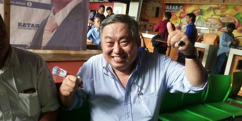 Seorang warga Tionghoa, Lieus Sungkharisma hadir dalam deklarasi kelompok relawan Barisan Teman Agus Sylvi di Jagakarsa, Jakarta Selatan, Minggu (16/10/2016) dan menyatakan dukungan pasangan Agus Harimurti Yudhoyono dan Sylviana Murni.

