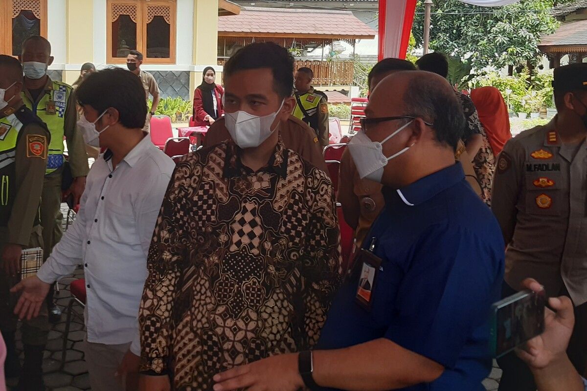 Wali Kota Solo Gibran Rakabuming Raka bersama Kepala Perwakilan Bank Indonesia Solo Nugroho Joko Prastowo dalam kegiatan pasar murah paket sembako di Kantor Kecamatan Jebres, Solo, Jawa Tengah, Senin (7/11/2022).