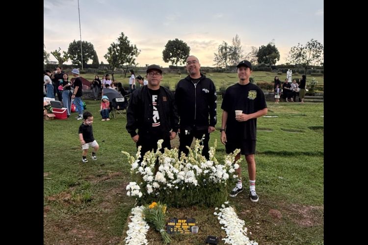 Ziarah ke Makam Ricky Siahaan, Seringai: Berpiknik Bersama Keluarga dan Teman-teman