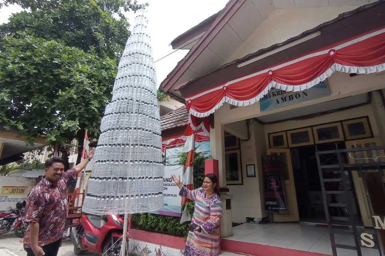 Pohon natal berbahan sampah botol plastik yang berhasil dikumpulkan para siswa SMA Kristen YPKPM Ambon sebagai bukti penerapan pola hidup ramah lingkungan