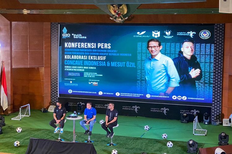 Menparekraf Sandiaga Uno (kiri) dan pemain sepak bola dunia Mesut Ozil (tengah) dalam Press Conference bersama Mesut Ozil di Gedung Sapta Pesona, Jakarta Pusat, Rabu (25/5/2022)