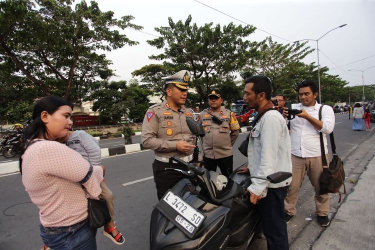 Kasat Lantas Polrestabes Surabaya AKBP Arif Fazlurrahman saat melakukan tilang manual di Jalan Raya Kedung Cowek, Surabaya, beberapa waktu lalu.