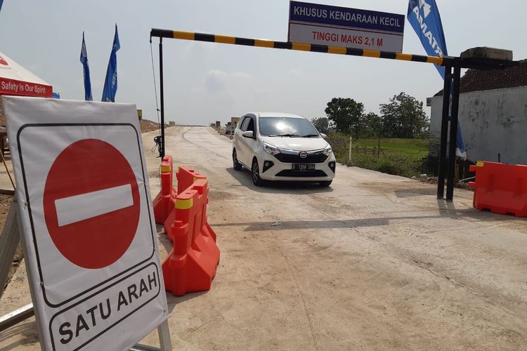 Kendaraan keluar dari jalur fungsional Tol Solo-Yogyakarta di Sawit, Boyolali, Jawa Tengah, Senin (17/4/2023).