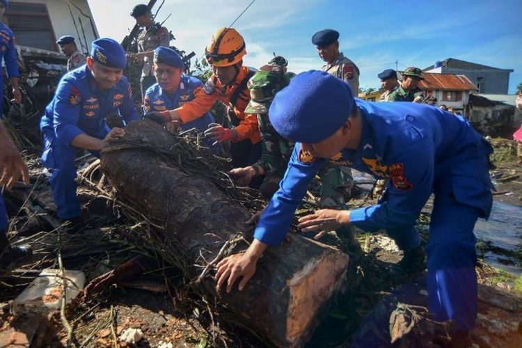 Tim SAR gabungan melakukan pencarian korban banjir bandang di Jorong Galuang, Nagari Sungai Pua, Agam, Sumatera Barat, Senin (13/5/2024).