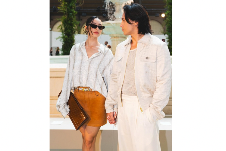 Tampil modis dan serasi, Jefri Nichol gandeng kekasih Ameera Khan hadiri Paris Fashion Week 2025 dengan sederet gaya stylish nan elegan.