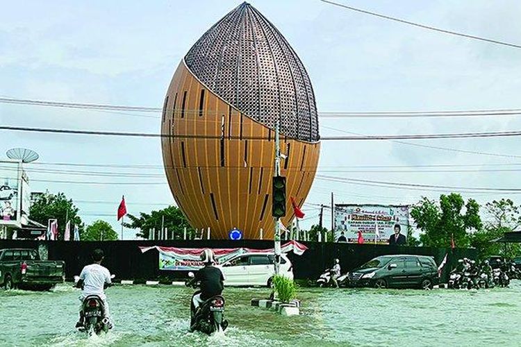 Jalan nasional di pusat kota Kabupaten Pidie terendam banjir, Senin (30/1/2023). 