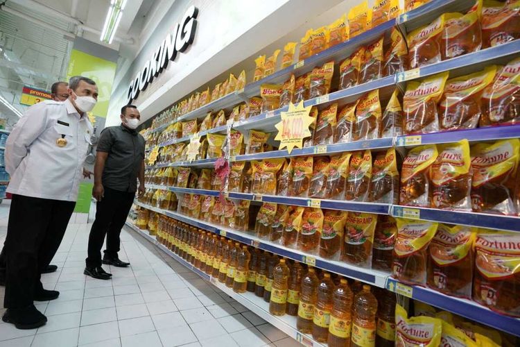 Gubernur Riau Syamsuar saat sidak ke ritel modern di Kota Pekanbaru untuk memastikan harga minyak goreng sudah dijual murah, Rabu (19/1/2022).