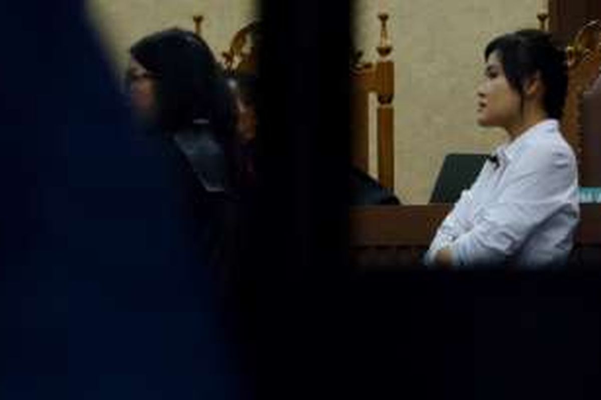 Terdakwa kasus pembunuhan Wayan Mirna Salihin, Jessica Kumala Wongso, saat melihat tayangan CCTV kafe Olivier dalam sidang lanjutannya di Pengadilan Negeri Jakarta Pusat, Rabu (20/7/2016). 