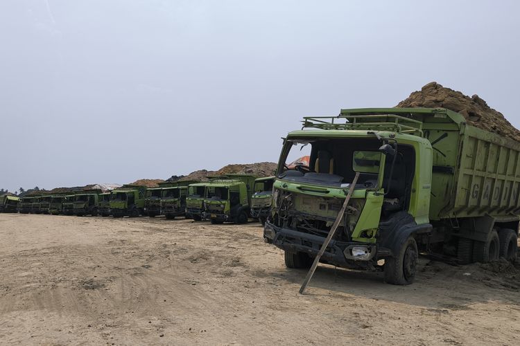 Kondisi truk tanah pasca dijarah warga pada Kamis (7/11/2024).