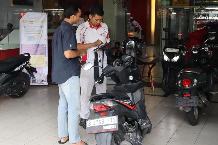 Ilustrasi daftar servis motor di bengkel AHASS