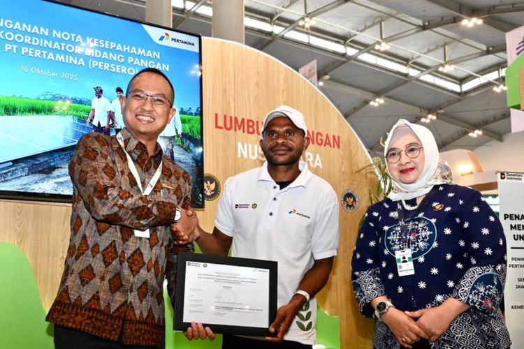 Penandatanganan nota kesepahaman oleh Corporate Secretary Pertamina Arya Dwi Paramita dengan Deputi Koordinasi Usaha Pangan & Pertanian Kementerian Koordinator Bidang Pangan Republik Indonesia Widiastuti.