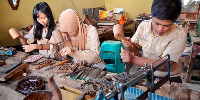 Sejumlah siswa SMP Negeri 6 Jepara praktik mengukir di Bengkel Ukir SMP Negeri 6 Jepara, Kabupaten Jepara, Jawa Tengah, beberapa waktu lalu. Di SMP tersebut, Openbare Ambachtsschool atau Sekolah Ukir Jepara pertama kali didirikan Pemerintah Hindia Belanda pada 1929 sebagai penghargaan kepada RA Kartini yang memperkenalkan ukiran Jepara ke Eropa.