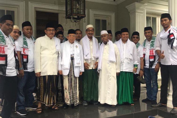 Antusiasme relawan dan santri untuk mengawal calon wakil presiden Ma?ruf Amin, terlihat tinggi, terbukti dari jumlah massa yang bersiap mengawal Cawapres nomor urut 01 itu, dari kediamannya, di Jl Situbondo, Menteng, Jakarta Pusat, Sabtu (13/4/2019).