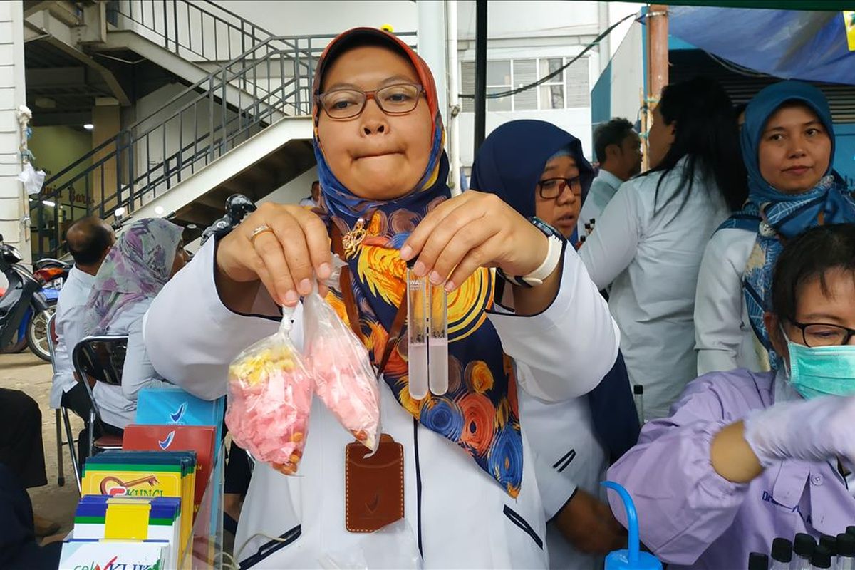 Petugas BBPOM Jakarta menunjukkan kerupuk merah yang terbukti positif mengandung bahan pewarna tekstil berjenis rhodamin B. Kerupuk merah ini terdapat dalam menu asinan yang dijual para pedagang takjil di Bendungan Hilir, Jakarta Pusat, Rabu (8/5/2019) petang.