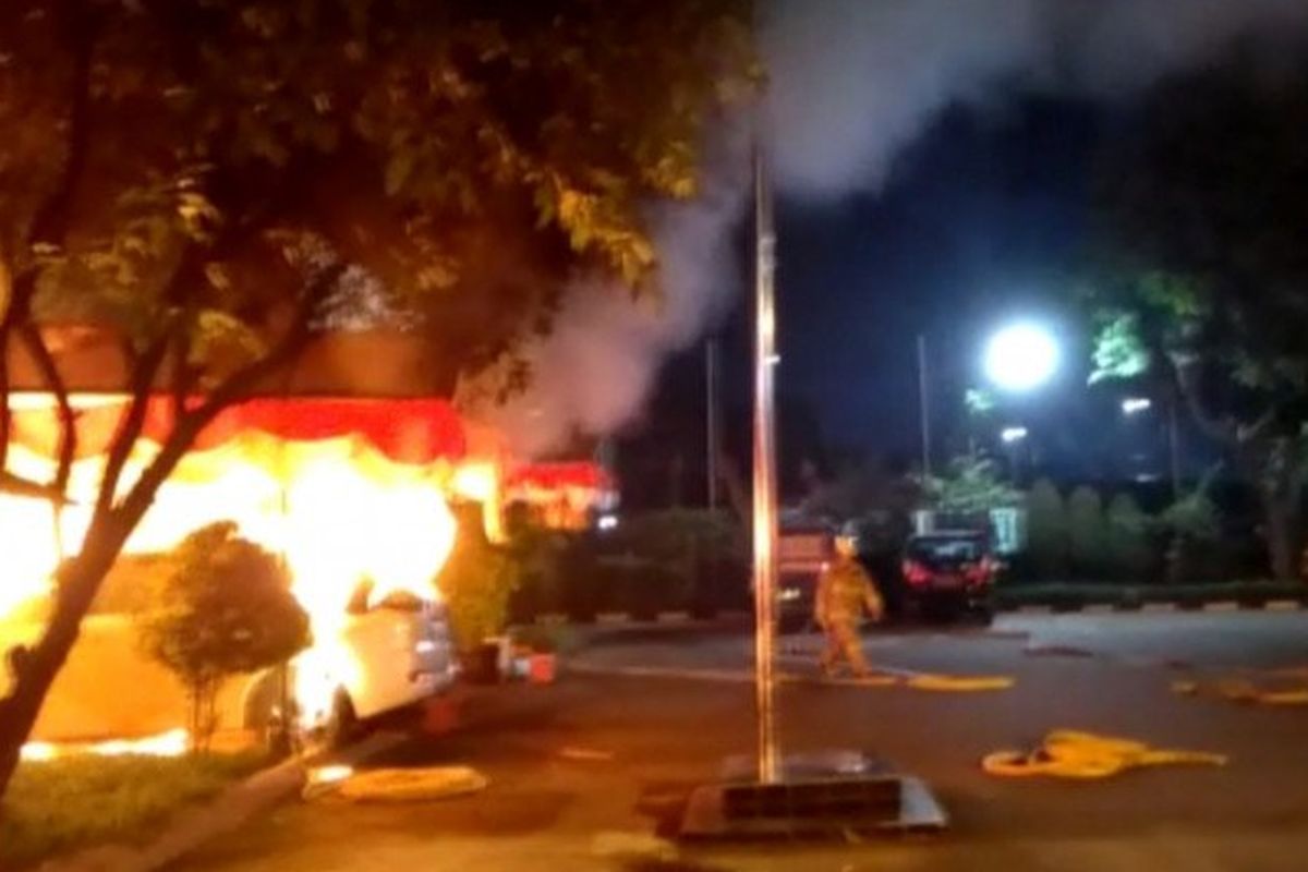 Tangkapan layar fasilitas kerja di Mapolsek Ciracas, Jalan Raya Bogor, Jakarta Timur, terbakar, Sabtu (29/8/2020).