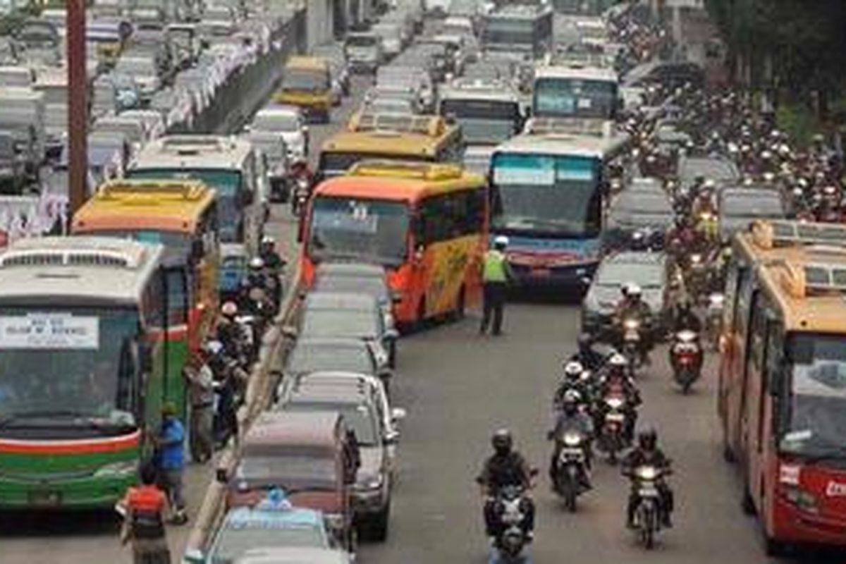 Bus Transjakarta memilih menggunakan jalan umum daripada menggunakan lajur khusus Transjakarta di Jalan Gatot Subroto, Semanggi, Jakarta, Jumat (7/12/2012). Kepadatan kendaraan saat jam pulang kerja di kawasan tersebut membuat lajur khusus bus transjakarta dipenuhi oleh kendaraan pribadi.  

