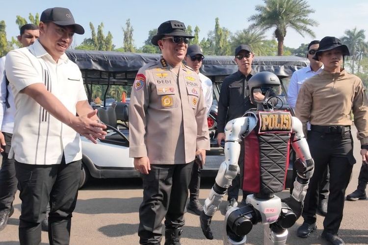 Robot polisi di hadapan Irwasum Polri Komjen Dedi Prasetyo. (ANTARA) 