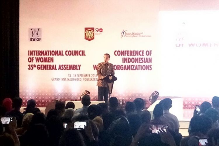 Presiden Joko Widodo saat berpidato di acara Temu Nasional Kongres Wanita Indonesia ke-90 dan Sidang Umum International Council of Woman (ICW) ke-35